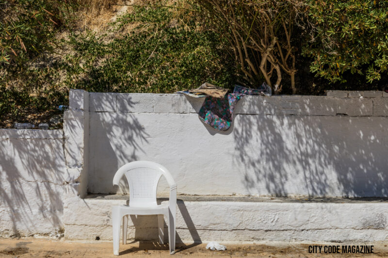 Η φημισμένη πλαστική καρέκλα και το πεζούλι στη Μυρτιά Ηρακλείου - Εκεί όπου οι γειτόνισσες μαζεύονται μετά τη μεσημεριανή σιέστα, απολαμβάνουν τον καφέ τους, πλέκουν και συζητούν τα νέα της ημέρας. Κιτς για κάποιους, πολύτιμες αναμνήσεις για άλλους.